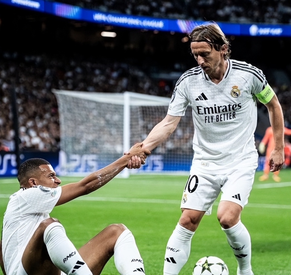 这才是LOL的唯一YYDS！Faker主场官宣续约四年，Uzi退役太早了